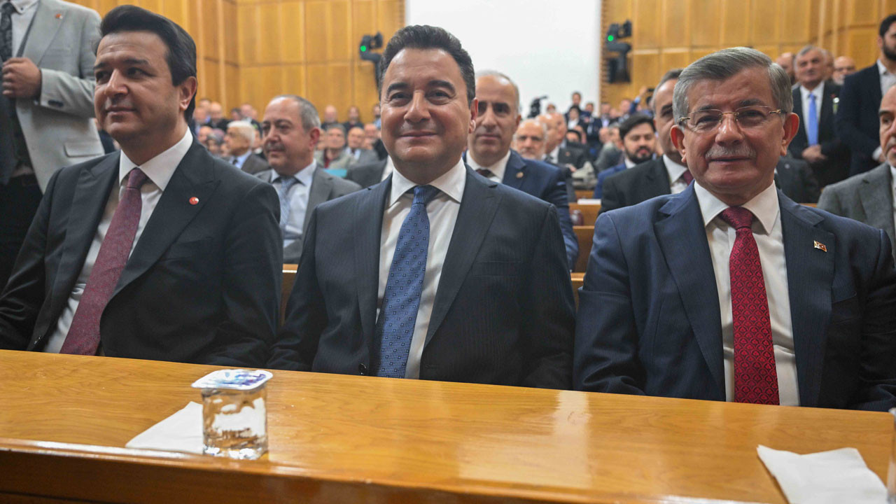 TBMM'de 'Yeni Yol' Krizi Derinleşiyor: Tek Bir İstifa Grubu Bitirebilir