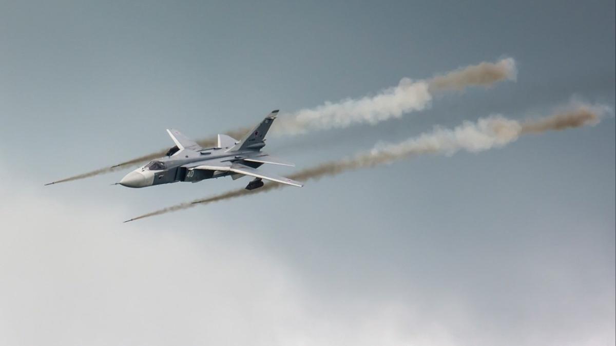 Ukrayna: Kırım'daki Saki Havaalanı'nda Rus Su-24 Uçağını Vurduk