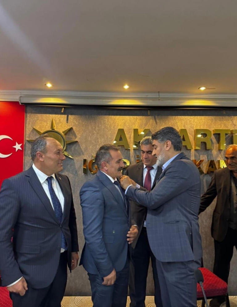 Üsküdar'da Siyasi Denge Değişiyor: 4 CHP'li Meclis Üyesi AK Parti'ye Katıldı