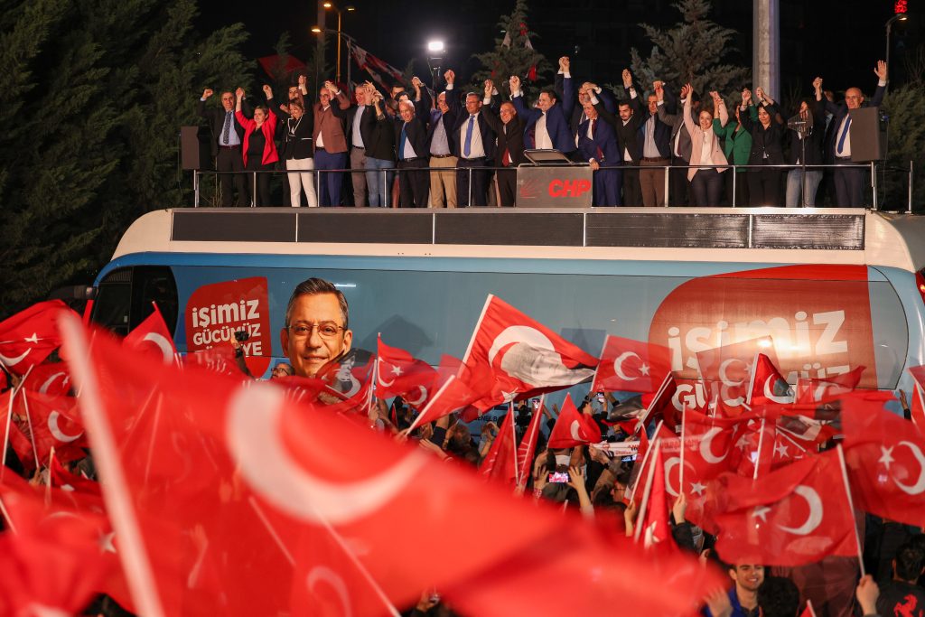 YENİ-CHP İttifakı Seçimi Erteletti: Üsküdar'da Gözaltı ve Üye Transferi
