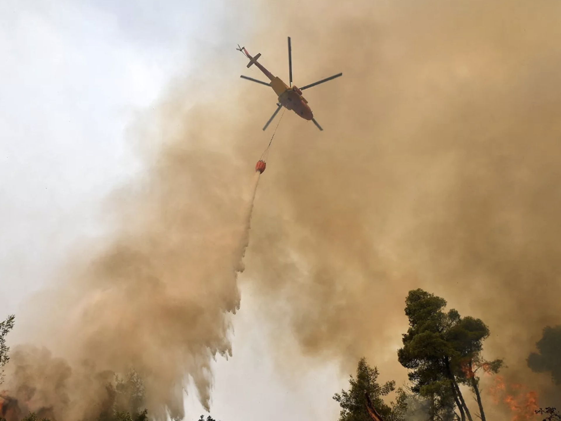 Yunanistan'da Yangın Helikopterleri Çarpıştı: Mürettebat Hastanede